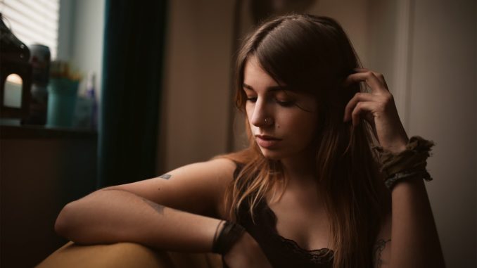 woman-3088000_1280